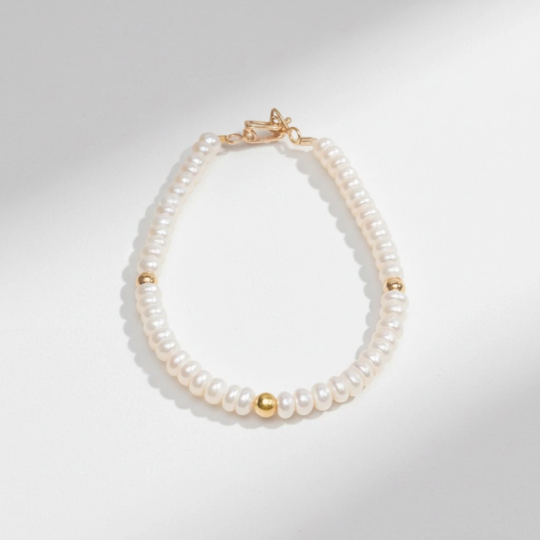 Pulsera de Perlas Blancas con Detalles en Oro 18K